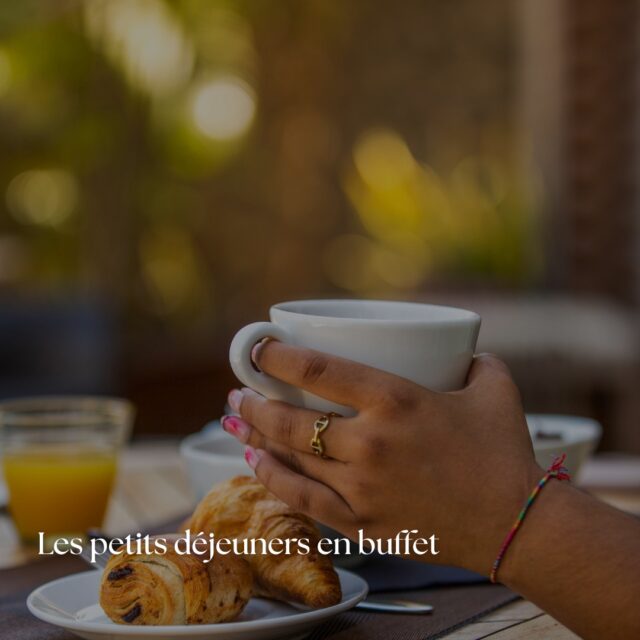 Petit déjeuner buffet au Tama Hôtel avec croissants, jus d’orange et café dans une ambiance détendue